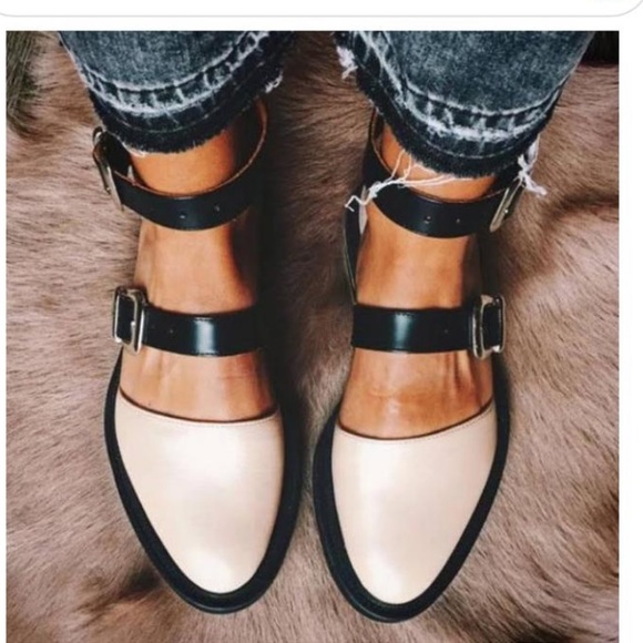 Shoes - NWOT Women’s strappy buckle flats